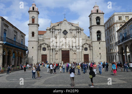 La Havane, Cuba - 23 janvier 2016 - Personnes à pied et prendre des photos en face de la cathédrale San Cristobal sur la Plaza de la Catedral Banque D'Images