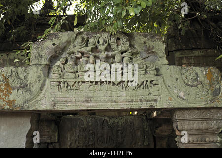 La décoration sculptée sur une porte, ruines de Beng Meala (ou bung mealea) temple, au Cambodge, en Asie. Banque D'Images