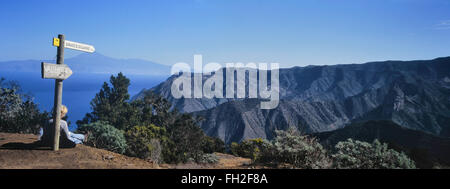 Une femme se reposant le long de la promenade circulaire de Vallehermoso. La Gomera. Canaries, province de Santa Cruz de Tenerife. Espagne Banque D'Images