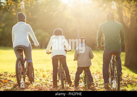 Vue arrière d'une jeune famille de faire une randonnée à vélo Banque D'Images