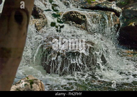 Petite cascade cascade par Palace of the Lost City Hotel à Sun City, Afrique du Sud Banque D'Images