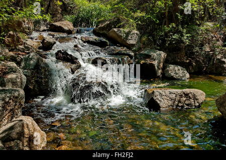 Petite cascade cascade par Palace of the Lost City Hotel à Sun City, Afrique du Sud Banque D'Images