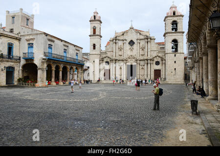 La Havane, Cuba - 27 janvier 2016 - Personnes à pied et prendre des photos en face de la cathédrale San Cristobal sur la Plaza de la Catedral Banque D'Images