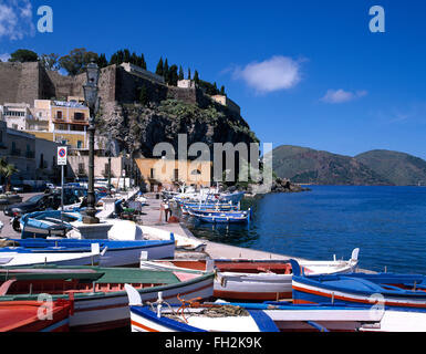 L'île de Lipari, bateaux de pêche dans le port de Marina Corta , Iles Eoliennes, Sicile, Italie, Europe Banque D'Images