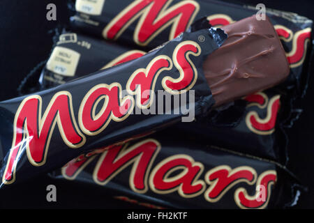 Düsseldorf, Allemagne. Feb 23, 2016. Des barres de chocolat Mars disposés sur une table à Duesseldorf, Allemagne, 23 février 2016. Photo : FEDERICO GAMBARINI/dpa/Alamy Live News Banque D'Images