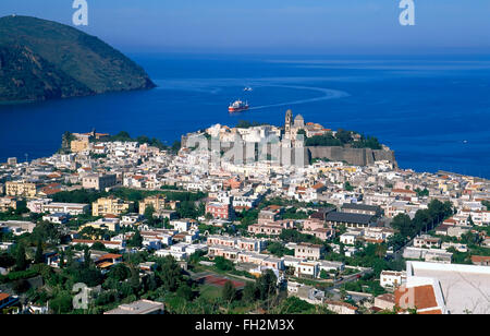 L'île de Lipari, vue sur la ville de Lipari, iles Eoliennes, Sicile, Italie, Europe Banque D'Images