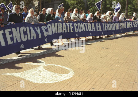 Les mères de la Plaza de Mayo se réunissent chaque semaine pour rappeler au monde les disparus. Buenos Aires Argentine Amérique du Sud. Années 2000 2002 HOMER SYKES Banque D'Images