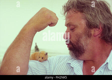 Geoff Capes pose avec un rongeur sur son bras, dans un centre de jardinage près de Wolverhampton, Août 26th, 1995. Banque D'Images