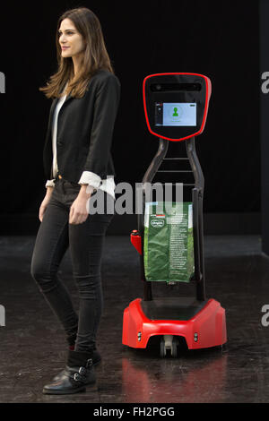 Düsseldorf, Allemagne. Feb 23, 2016. Le panier WiiGo photographié à l'EuroCIS retail technology trade fair à Duesseldorf, Allemagne, 23 février 2016. Le chariot est en mesure de se déplacer sur ses propres et suivre le client dans le supermarché. La foire se déroule du 23 au 25 février 2016. Photo : MAJA HITIJ/dpa/Alamy Live News Banque D'Images