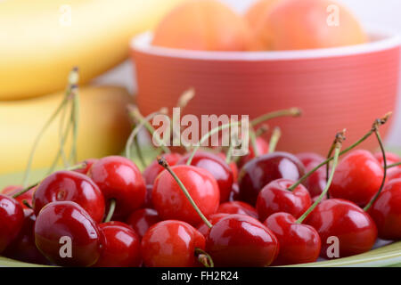 La composition avec fruits abricot banane cerise Banque D'Images