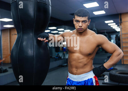 Beau mâle boxer standing in gym Banque D'Images