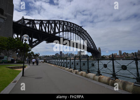 Le Harbour Bridge, Sydney, vu de la roche par Circular Quay Banque D'Images