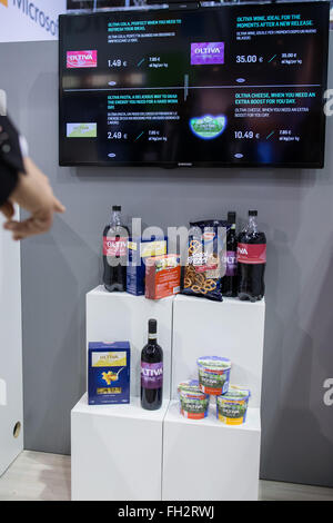 Düsseldorf, Allemagne. Feb 23, 2016. Un homme présente un produit à l'EuroCIS Avanade stand lors de la foire de la technologie de vente au détail à Duesseldorf, Allemagne, 23 février 2016. Des informations supplémentaires sur un produit s'affiche si le client indique le doigt sur elle. La foire se déroule du 23 au 25 février 2016. Photo : MAJA HITIJ/dpa/Alamy Live News Banque D'Images