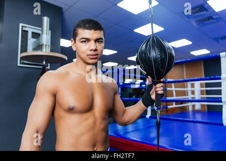 Male boxer debout dans une salle de sport et looking at camera Banque D'Images