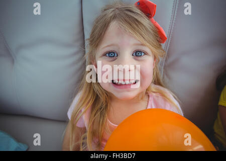 Les enfants jouent avec des ballons Smiling Banque D'Images