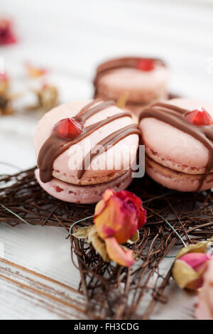 Macarons rose avec du chocolat et des diamants comestibles Banque D'Images