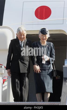 L'empereur japonais Akihito et son épouse l'Impératrice Michiko arrivent à l'Aéroport International de Manille, 26 janvier 2016 à Manille, aux Philippines. Le Couple Impérial sont sur une visite d'Etat de cinq jours pour marquer le 60e anniversaire d'Philippine-Japanese les relations diplomatiques. Banque D'Images