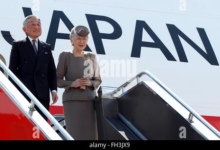 L'empereur japonais Akihito et son épouse l'Impératrice Michiko vague lorsqu'ils monteront à bord de leurs avions à la suite d'une visite d'Etat de cinq jours à l'Aéroport International de Manille aux Philippines le 30 janvier 2016 à Manille, aux Philippines. Banque D'Images