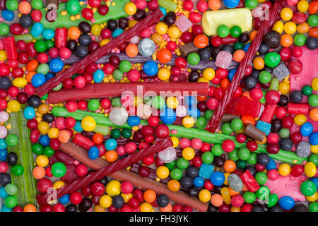 Un assortiment de couleurs et de bonbons bonbons rétro pour enfants Banque D'Images