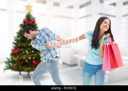 Image composite de l'heureux couple shopping online Banque D'Images