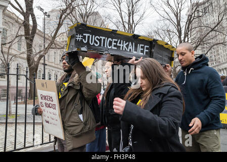 New York, États-Unis. Feb 23, 2016. Les manifestants portent un cercueil symbolique portant le nom de Kalief Browder comme ils l'extérieur de mars à l'Hôtel de ville de New York. Une confédération d'une douzaine de militants de la réforme pénitentiaire se sont rassemblés à l'Hôtel de ville de New York pour exiger qu'ils ferment la controverse Rikers Island établissement correctionnel où, entre autres, Kalief Browder, mourut, les critiques soutiennent que la prison n'est pas sécuritaire et la détention prolongée des détenus à l'installation est une violation des droits constitutionnels. Credit : Albin Lohr-Jones/Pacific Press/Alamy Live News Banque D'Images