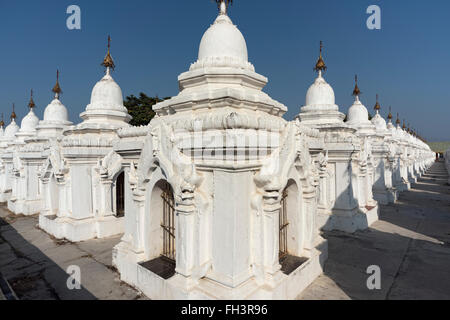 Les stupas blancs immobilier la plus grande Pagode Kuthodaw au livre, Mandalay, Birmanie (Myanmar) Banque D'Images