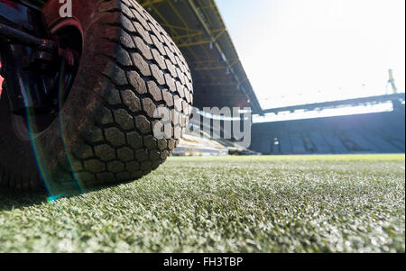 Dortmund, Allemagne. Feb 17, 2016. Une grande tondeuse sur le côté de la hauteur à l'Signal-Iduna-Park Stadium à Dortmund, en Allemagne, le 17 février 2016. PHOTO : GUIDO KIRCHNER/DPA/Alamy Live News Banque D'Images