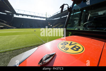 Dortmund, Allemagne. Feb 17, 2016. Une grande tondeuse doté du logo BVB sur le côté de la hauteur à l'Signal-Iduna-Park Stadium à Dortmund, en Allemagne, le 17 février 2016. PHOTO : GUIDO KIRCHNER/DPA/Alamy Live News Banque D'Images