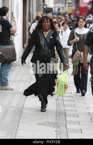 Martha Reeves Shopping à Londres pour carte mémoire de l'appareil (crédit image © Jack Ludlam) Banque D'Images