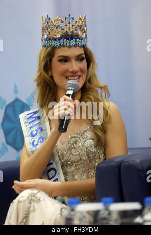 Jakarta, Indonésie. Feb 23, 2016. Mireia Lalaguna au cours de conférence de presse à Jakarta. Conférence de presse de l'élection de Miss Monde 2015 Mireia Lalaguna de l'Espagne. Lalaguna vient à l'Indonésie en tant qu'invités spéciaux qui seront présentes au sommet de Miss Indonésie 2016 événement qui aura lieu à l'RCTI, Kebun Jeruk, Jakarta. Credit : Natanael Pohan/Pacific Press/Alamy Live News Banque D'Images