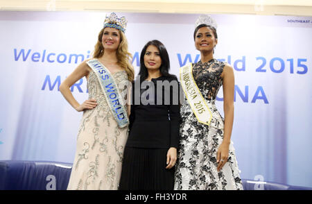 Jakarta, Indonésie. Feb 23, 2016. Mireia Lalaguna(L) et Maria Harfanti(R) Misss Indonésie 2015 au cours de conférence de presse à Jakarta. Conférence de presse de l'élection de Miss Monde 2015 Mireia Lalaguna de l'Espagne. Lalaguna vient à l'Indonésie en tant qu'invités spéciaux qui seront présentes au sommet de Miss Indonésie 2016 événement qui aura lieu à l'RCTI, Kebun Jeruk, Jakarta. Credit : Natanael Pohan/Pacific Press/Alamy Live News Banque D'Images