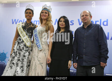 Jakarta, Indonésie. Feb 23, 2016. Maria Harfanti(L), Mireia Lalaguna à côté de Maria au cours de conférence de presse à Jakarta. Conférence de presse de l'élection de Miss Monde 2015 Mireia Lalaguna de l'Espagne. Lalaguna vient à l'Indonésie en tant qu'invités spéciaux qui seront présentes au sommet de Miss Indonésie 2016 événement qui aura lieu à l'RCTI, Kebun Jeruk, Jakarta. Credit : Natanael Pohan/Pacific Press/Alamy Live News Banque D'Images