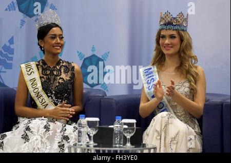 Jakarta, Indonésie. Feb 23, 2016. Mireia Lalaguna(R) et Maria Harfanti(L) Miss Indonésie 2015 au cours de conférence de presse à Jakarta. Conférence de presse de l'élection de Miss Monde 2015 Mireia Lalaguna de l'Espagne. Lalaguna vient à l'Indonésie en tant qu'invités spéciaux qui seront présentes au sommet de Miss Indonésie 2016 événement qui aura lieu à l'RCTI, Kebun Jeruk, Jakarta. Credit : Natanael Pohan/Pacific Press/Alamy Live News Banque D'Images