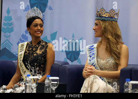 Jakarta, Indonésie. Feb 23, 2016. Mireia Lalaguna(R) et Maria Harfanti(L) Miss Indonésie 2015 au cours de conférence de presse à Jakarta. Conférence de presse de l'élection de Miss Monde 2015 Mireia Lalaguna de l'Espagne. Lalaguna vient à l'Indonésie en tant qu'invités spéciaux qui seront présentes au sommet de Miss Indonésie 2016 événement qui aura lieu à l'RCTI, Kebun Jeruk, Jakarta. Credit : Natanael Pohan/Pacific Press/Alamy Live News Banque D'Images