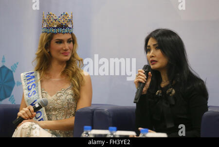 Jakarta, Indonésie. Feb 23, 2016. Mireia Lalaguna(L) lors de conférence de presse à l'Indonésie. Conférence de presse de l'élection de Miss Monde 2015 Mireia Lalaguna de l'Espagne. Lalaguna vient à l'Indonésie en tant qu'invités spéciaux qui seront présentes au sommet de Miss Indonésie 2016 événement qui aura lieu à l'RCTI, Kebun Jeruk, Jakarta. Credit : Natanael Pohan/Pacific Press/Alamy Live News Banque D'Images