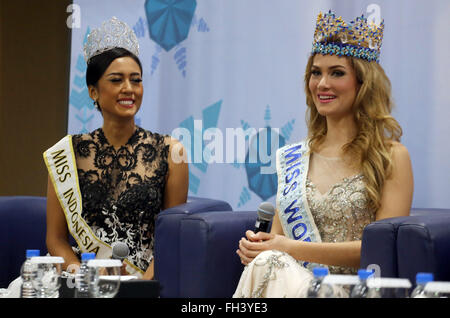 Jakarta, Indonésie. Feb 23, 2016. Mireia Lalaguna(R) et Maria Harfanti(L) Miss Indonésie 2015 au cours de conférence de presse à Jakarta. Conférence de presse de l'élection de Miss Monde 2015 Mireia Lalaguna de l'Espagne. Lalaguna vient à l'Indonésie en tant qu'invités spéciaux qui seront présentes au sommet de Miss Indonésie 2016 événement qui aura lieu à l'RCTI, Kebun Jeruk, Jakarta. Credit : Natanael Pohan/Pacific Press/Alamy Live News Banque D'Images