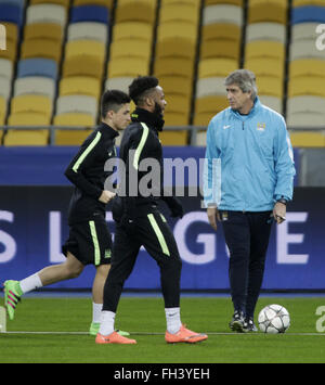 Manchester City FC entraîneur de Manuel Pellegrini dirige une session de formation de son équipe à Kiev, Ukraine, 23 février 2016. Manchester City FC Dynamo Kiev devra faire face à la Ligue des Champions Tour de jambe premier 16 match de football au stade Olimpiyskiy à Kiev le 24 février 2016. 21 Jan, 2016. © Michel Stepanov/ZUMA/Alamy Fil Live News Banque D'Images