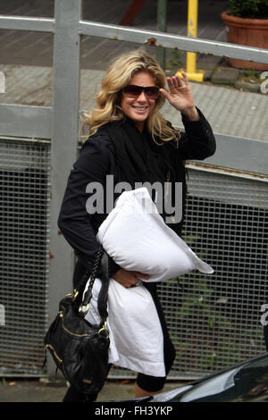 Rachel Hunter, tenant un oreiller, arrivant à Londres South Bank (crédit image © Jack Ludlam) Banque D'Images