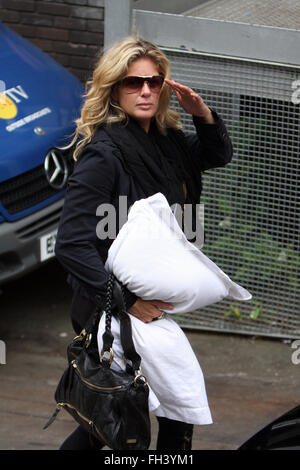 Rachel Hunter, tenant un oreiller, arrivant à Londres South Bank (crédit image © Jack Ludlam) Banque D'Images