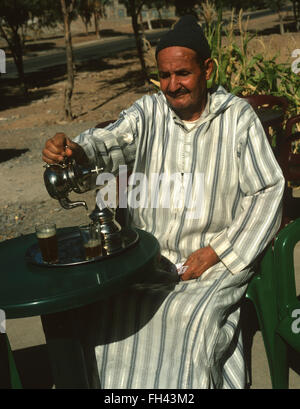 Le Maroc, Mezouga, une préparation Berbère marocaine (MINT) thé. Banque D'Images