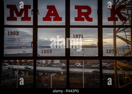 Fenêtre sur le marché public à l'état de Washington, Seattle harbor Banque D'Images