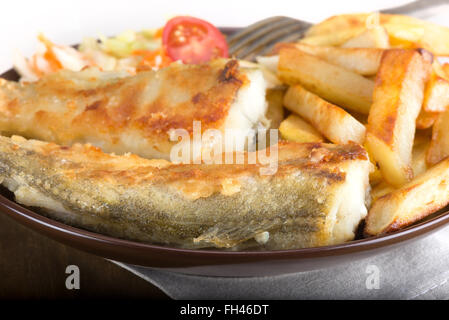 La friture de poissons - safran cod avec pommes de terre et légumes Banque D'Images