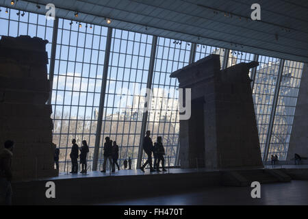 Personnes visitent le temple de Dendur au Metropolitan Museum of Art de New York City Banque D'Images