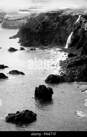 Noir et blanc paysage côtier de l'île de São Miguel, Açores, Portugal. Banque D'Images