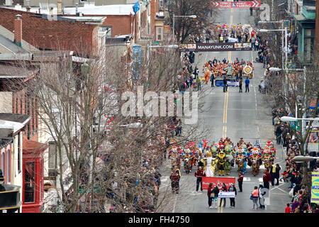 2e congrès annuel des Mummers parade du Mardi Gras apporte beaucoup à Manayunk pour voir les mimes du String Band Association mars sur la rue Main Banque D'Images