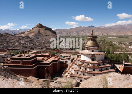 La forteresse de Gyantse Gyantse Dzong surplombant le monastère Pelko Chode Banque D'Images