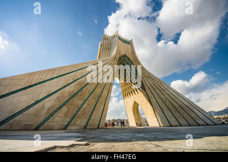Téhéran, Iran - Février 2016 - Tour Azadi, un ofe le monument le plus important de Téhéran sur l'hiver. Iran, 2016 Banque D'Images