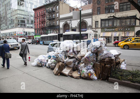 Les déchets à recycler le long de 86e Rue, sur le côté est de Manhattan. Loyer élevé districts ont à mettre en place avec les ordures chaque semaine dans leur cour avant. Banque D'Images