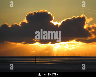 Hotel Midland, Morecambe, Lancashire, Royaume-Uni. 23 février 2016. Météo France : le coucher de soleil depuis le bar de l'hôtel Midland Rotonde lorsque le soleil se couche derrière les sables bitumineux Duddon Windfarm Crédit : David Billinge/Alamy Live News Banque D'Images