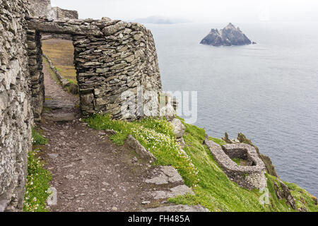 Porte d'entrée de ruche cabanes, clochan, Skellig Michael, Kerry, Irlande, vue sur d'Iveragh et Little Skellig Banque D'Images